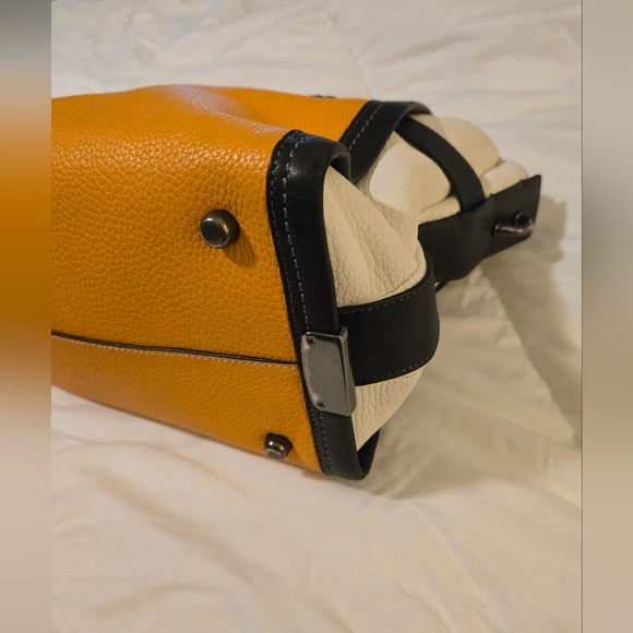 Coach Swagger Women's Yellow and Black Handbag EUC - Picture 6 of 13